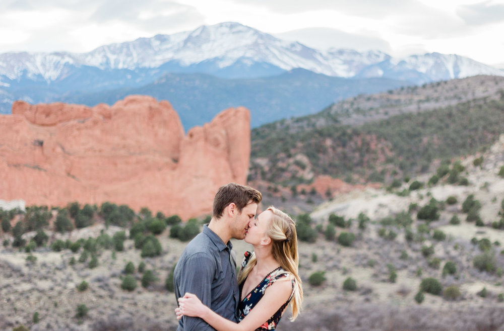 couple kissing in garden of the gods