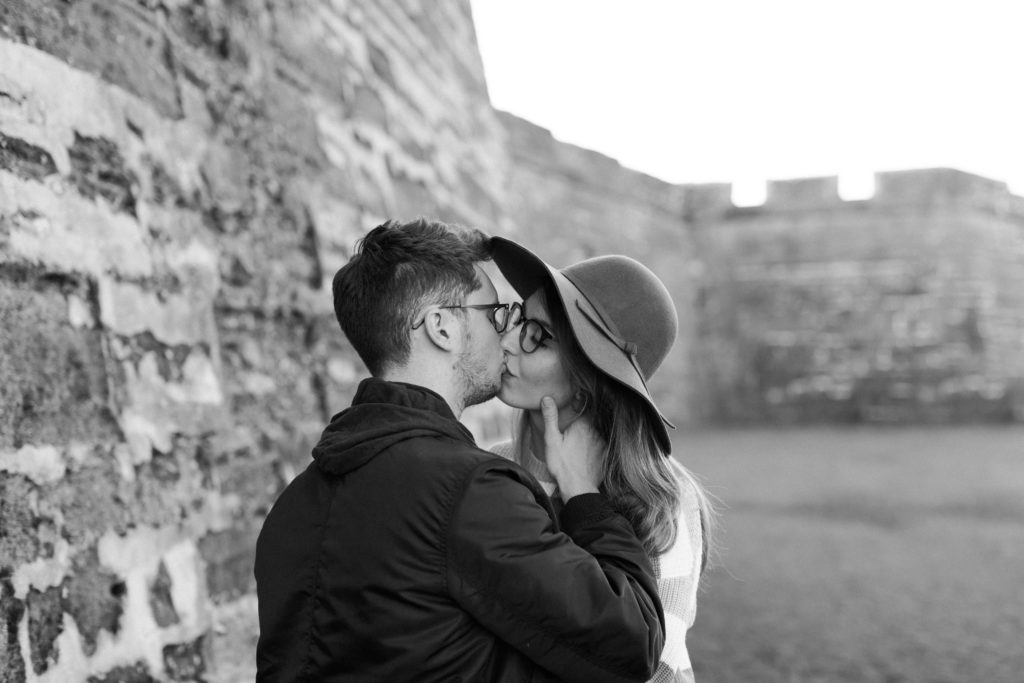 couple kissing at st. augustine fort